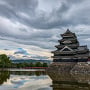 雨上がりの松本城