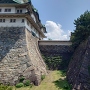 天守（左）と剣塀