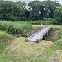 北館と西館間の堀とその中央の土塁に掛かる橋