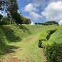 二の丸西の堀切と土塁