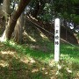 神社階段横の土塁壕跡
