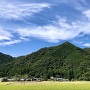 万足平越しの滝山城の城山