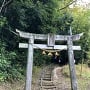 城趾に建つ広瀬神社鳥居と登城道