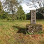 虎口からの城跡碑（本丸）