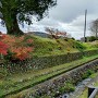 城外北側から見た堀跡と土塁