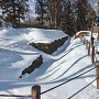 雪に埋もれる石段