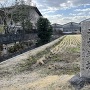 城址碑と用水路