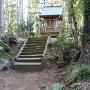 主郭櫓台と城址標柱