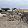 南門前に建つ松城城跡碑