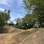 虎口郭から馬出郭、主郭に続く土橋を望む