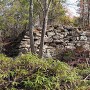 登山道から見上げる三の丸隅櫓の石垣