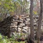 登山道から見上げる三の丸隅櫓の石垣近景