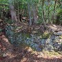 北西から眺める櫓台の石垣