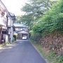 住宅街と密接した本丸石垣