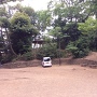 三芳野神社前にある土塁跡
