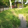 神足神社の空堀と土塁（右）