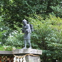 小峯曲輪の報徳二宮神社境内にある現存二宮金次郎像