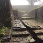 雨の石階段