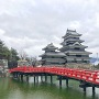 雲天の松本城。