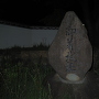 夜の城跡碑