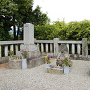左から十河一存・千松丸・存保の墓所