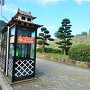 石垣とお城モチーフの電話ボックス