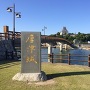 唐津城の石碑と天守
