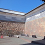 石川門石垣（右：切り込みハギ　左：打ち込みハギ）