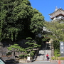 岩崎城入口と模擬天守