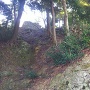 西の丸～出曲輪の竪堀（南側）にある登り石垣を下から見る