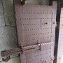 穴蔵の鉄板張りの門扉