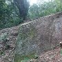 矢穴の残る岩