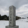 雪の中の石碑