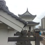 東側から見た富士見櫓と市役所庁舎