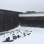 雪に埋もれてる石垣の崩落跡