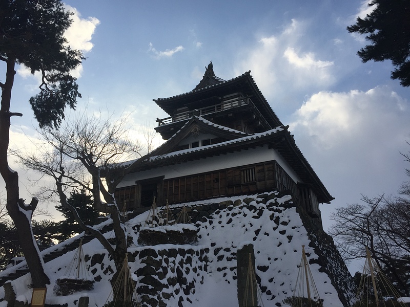 雪の丸岡城と青空