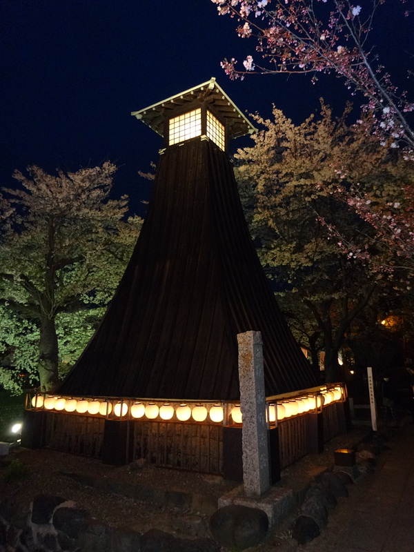 夜桜と住吉灯台