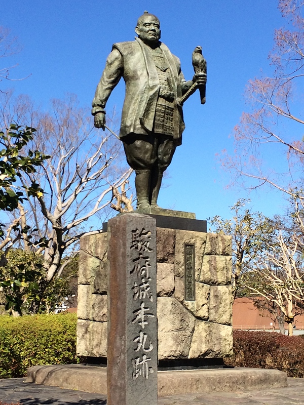 駿府城跡公園内にある徳川家康公銅像