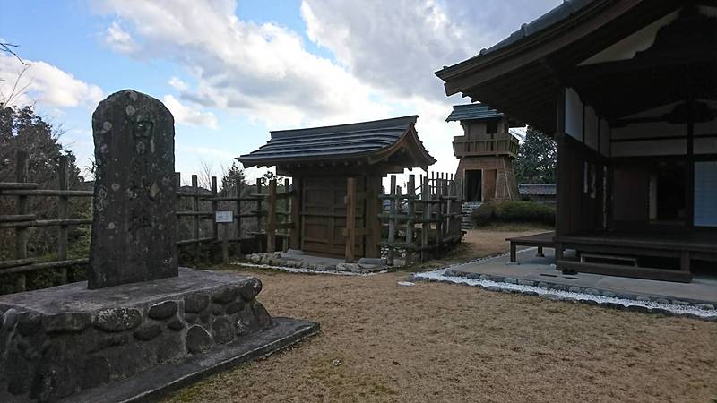 石碑と復元された建物