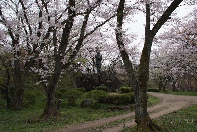 桜と山中鹿介祈月像